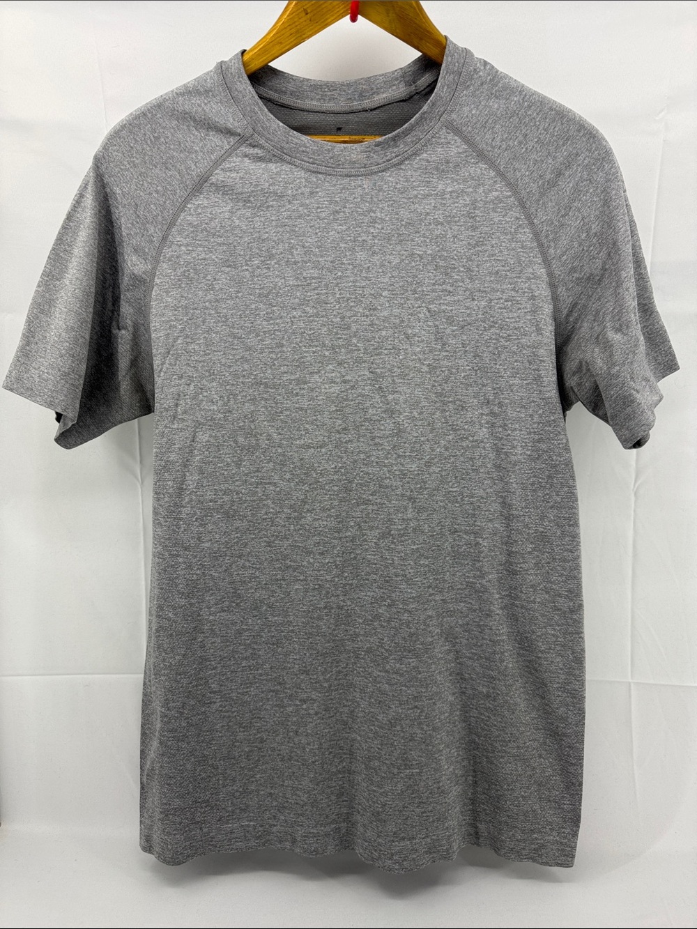 Fabletics Men's Grey Athletic Performance Crew Neck T-Shirt, sz M